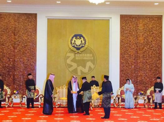 Pak Lah, U-Turn Mahathir's successor however can be seen on the far right in this picture of King Salman being conferred the highest award by the Yang DiPertuan Agong. This underscores the notion that U-Turn Mahathir is a persona non grata at the Istana