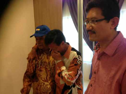 Raja Nong Chik diapit oleh Pengerusi Persatuan Penduduk, Tuan Haji Ahmad Rahman dan Datuk Adnan, tidak dapat menahan sebak di Majlis Kesyukuran dan Perasmian Rumah Contoh K-Baru di tapak lama Flat 4 Tingkat Kerinchi pada bulan Disember 2012