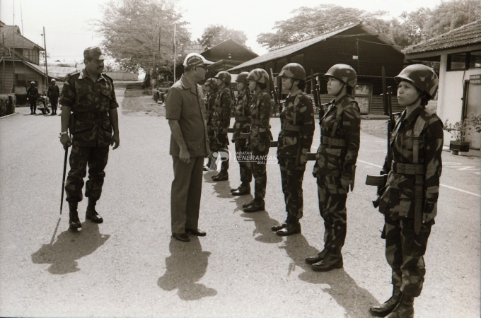 photo 04 - stock-photo-perdana-menteri-datuk-hussein-onn-melawat-pusat-latihan-grantales-v-di-sungai-petani--kedah-366461